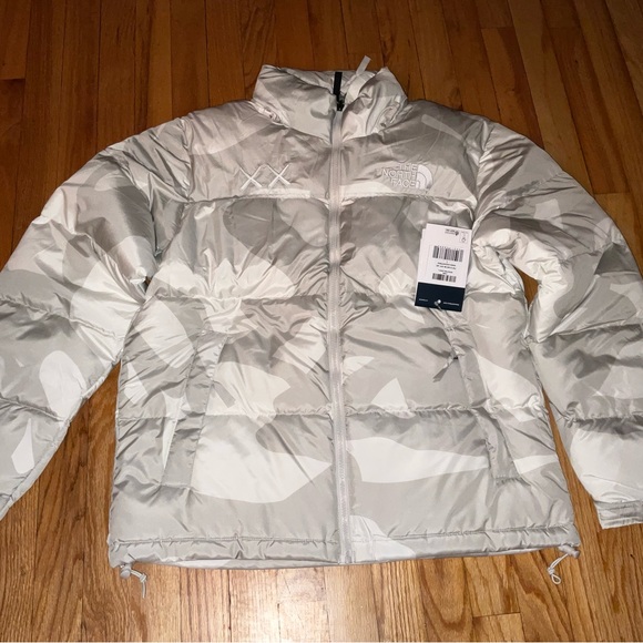 KAWS x The North Face 700 Retro 1996 Nuptse Jacket Puffer Coat Camouflage Patern - Picture 11 of 12